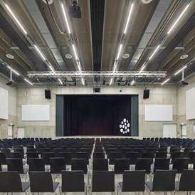 Location: Veranstaltungssaal im puristischen Industriedesign. - erlebt Forum Landau