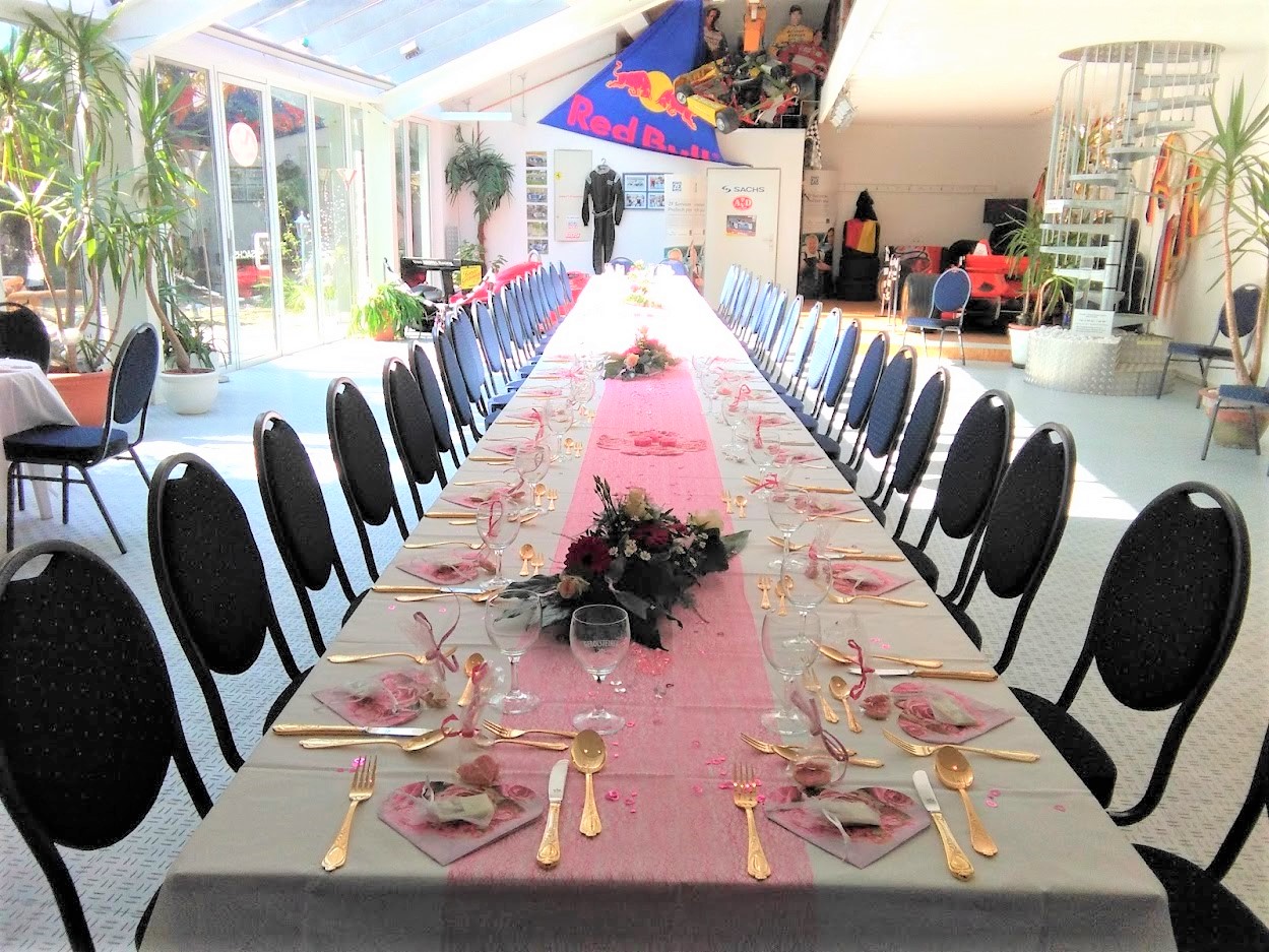 Eventlocation - Niedersachsen - Restaurant mit original Formel 1 Ausstellungshalle u. traumhaftem Biergarten