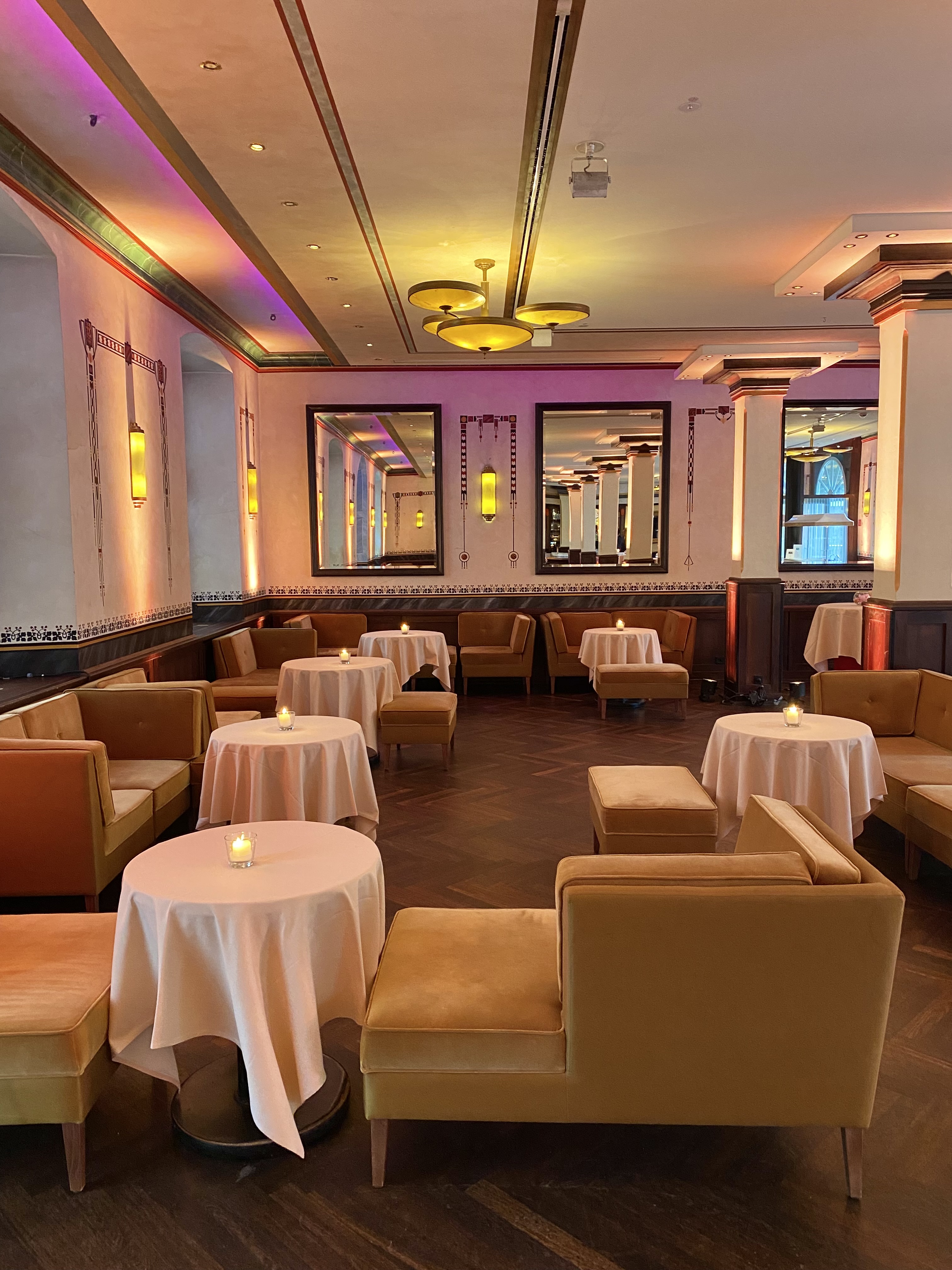 Location: Lounge im Raum Alexiana - Wolkenburg