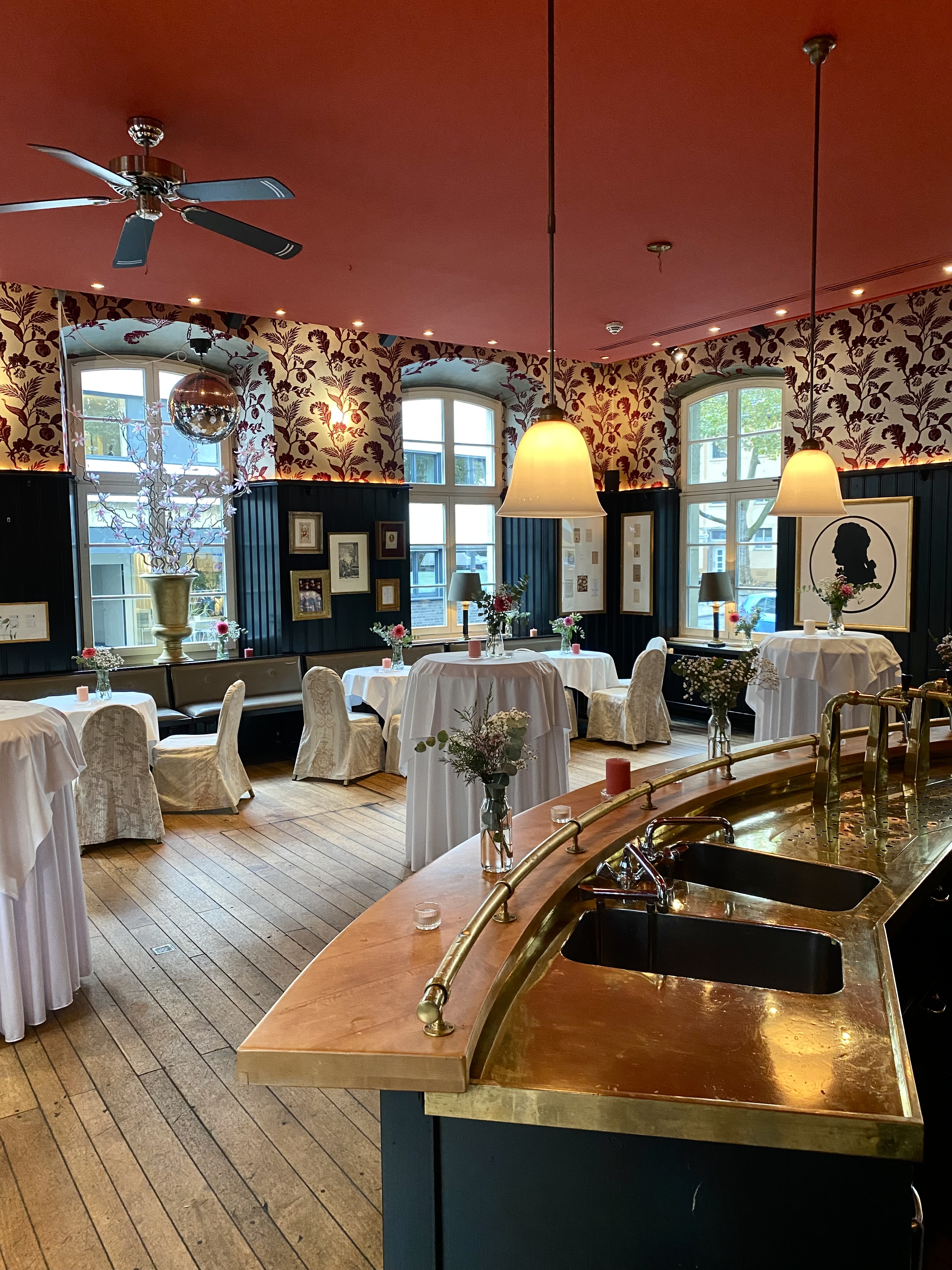 Location: Lockerer Empfang im Raum Amadeus  - Wolkenburg