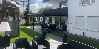 Eventlocation - Nutzungszeiten: Abendveranstaltung - Diedorf (Landkreis Augsburg) - Blick von der Plateauterrtasse auf die Hauptterrasse - Moderner Garten mit drei Terrassen und Rundweg