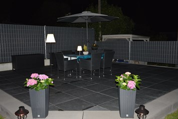 Location: Abendstimmung auf der Plateauterrasse - Moderner Garten mit drei Terrassen und Rundweg