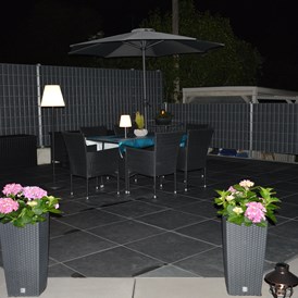 Location: Abendstimmung auf der Plateauterrasse - Moderner Garten mit drei Terrassen und Rundweg