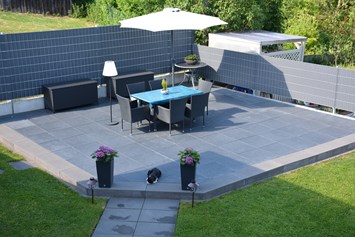 Location: Die Plateauterrasse aufgenommen vom Balkon - Moderner Garten mit drei Terrassen und Rundweg
