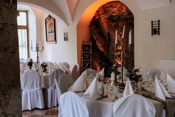 Location: Eingedeckte Tische in der Bastei von Schloss Arenfels - Schloss Arenfels