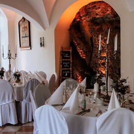 Location: Eingedeckte Tische in der Bastei von Schloss Arenfels - Schloss Arenfels
