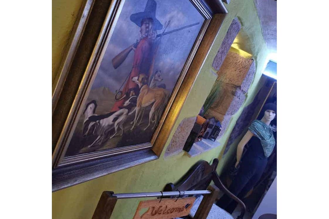 Location: Rustikale, zeitlose Einrichtung mit handgemalten Gemälden des "Opas" - AllerHand MietBar