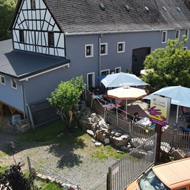 Location: Außenansicht unserer Location mit Einblick in den Biergarten, direkt rechterhand befindet sich der Bahnhof Nohen - AllerHand MietBar