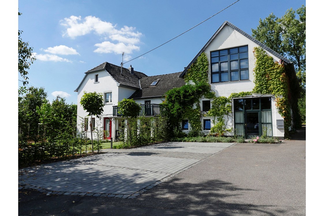 Location: Der Schwarzpappelhof von vorne mit dem Gästehaus links - Schwarzpappelhof
