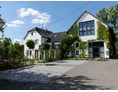 Location: Der Schwarzpappelhof von vorne mit dem Gästehaus links - Schwarzpappelhof