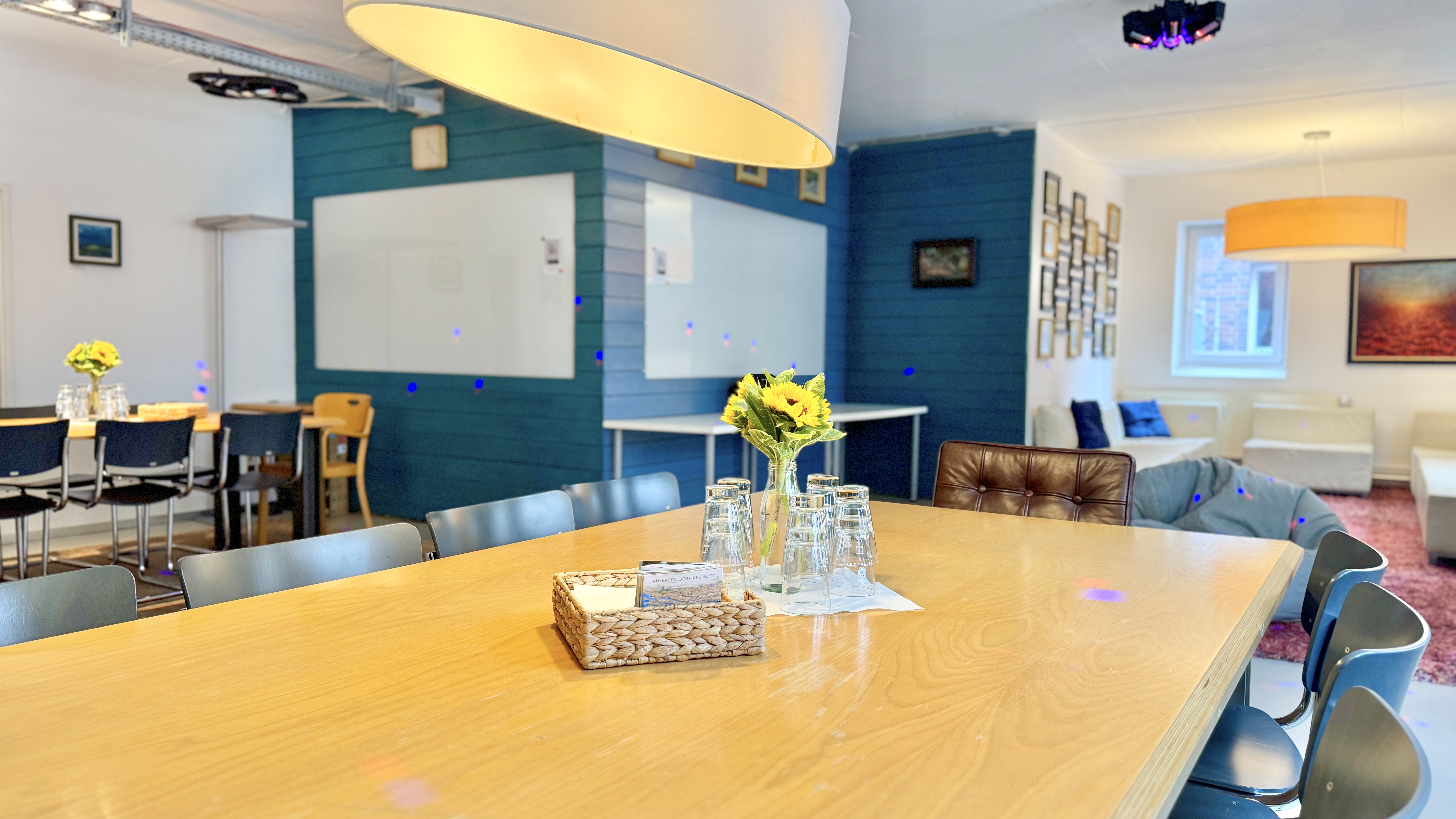 Location: Prismeo Loft mit zwei Whiteboards für interaktive Workshops oder Team-Offsites - Prismeo LAB | EVENTS | STUDIO