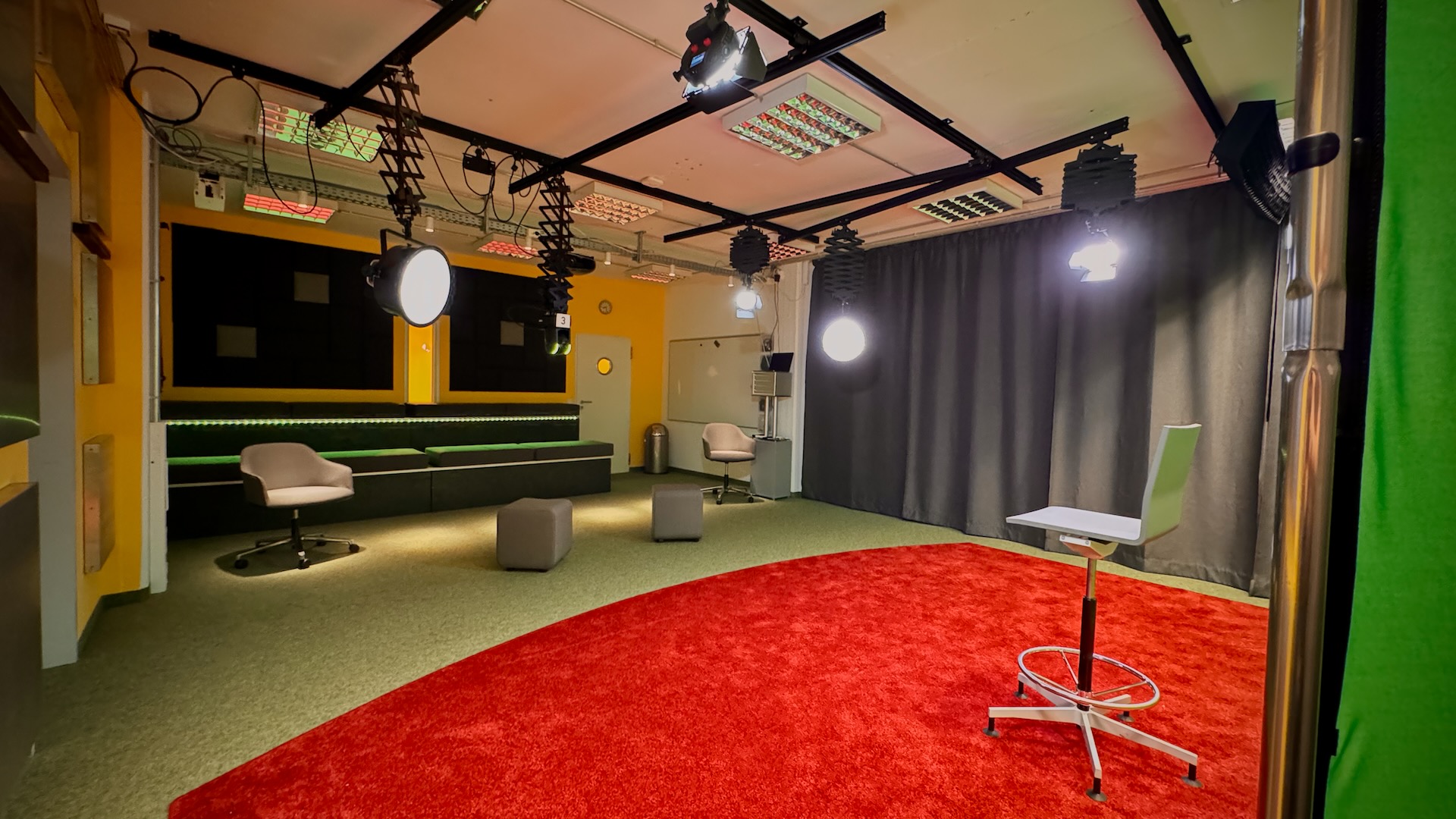 Location: Prismeo Theater mit Zuschauer-Podest - Prismeo LAB | EVENTS | STUDIO