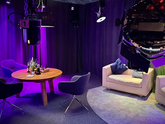 Location: Prismeo Studio Roundtable für Podcast - Prismeo LAB | EVENTS | STUDIO