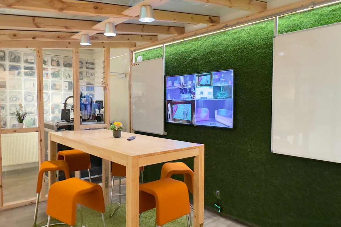 Location: Prismeo Greenhouse mit Stehtisch und Whiteboards - Prismeo LAB | EVENTS | STUDIO