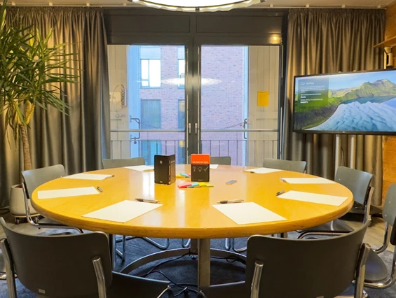 Location: Prismeo Thinktank mit rundem Tisch für Meetings - Prismeo LAB | EVENTS | STUDIO