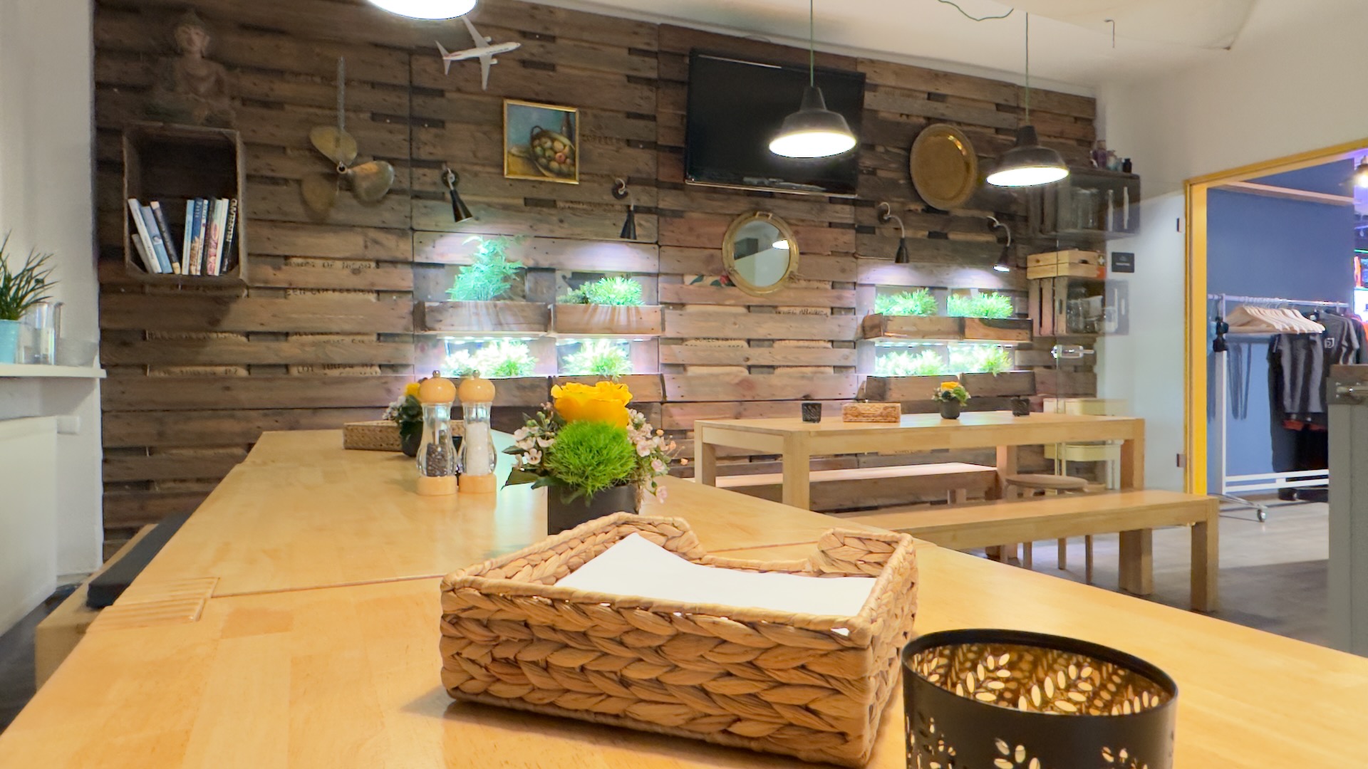 Location: Prismeo Kitchen mit Palettenwand und frischen Kräutern - Prismeo LAB | EVENTS | STUDIO