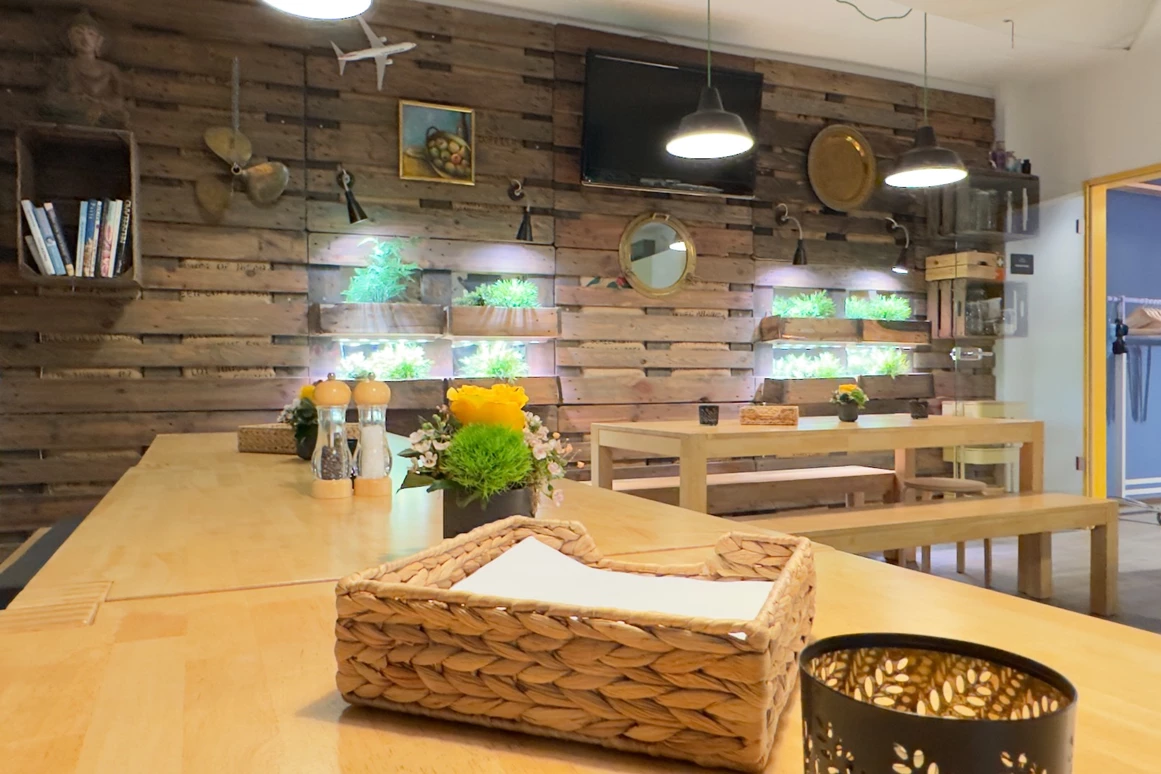 Location: Prismeo Kitchen mit Palettenwand und frischen Kräutern - Prismeo LAB | EVENTS | STUDIO