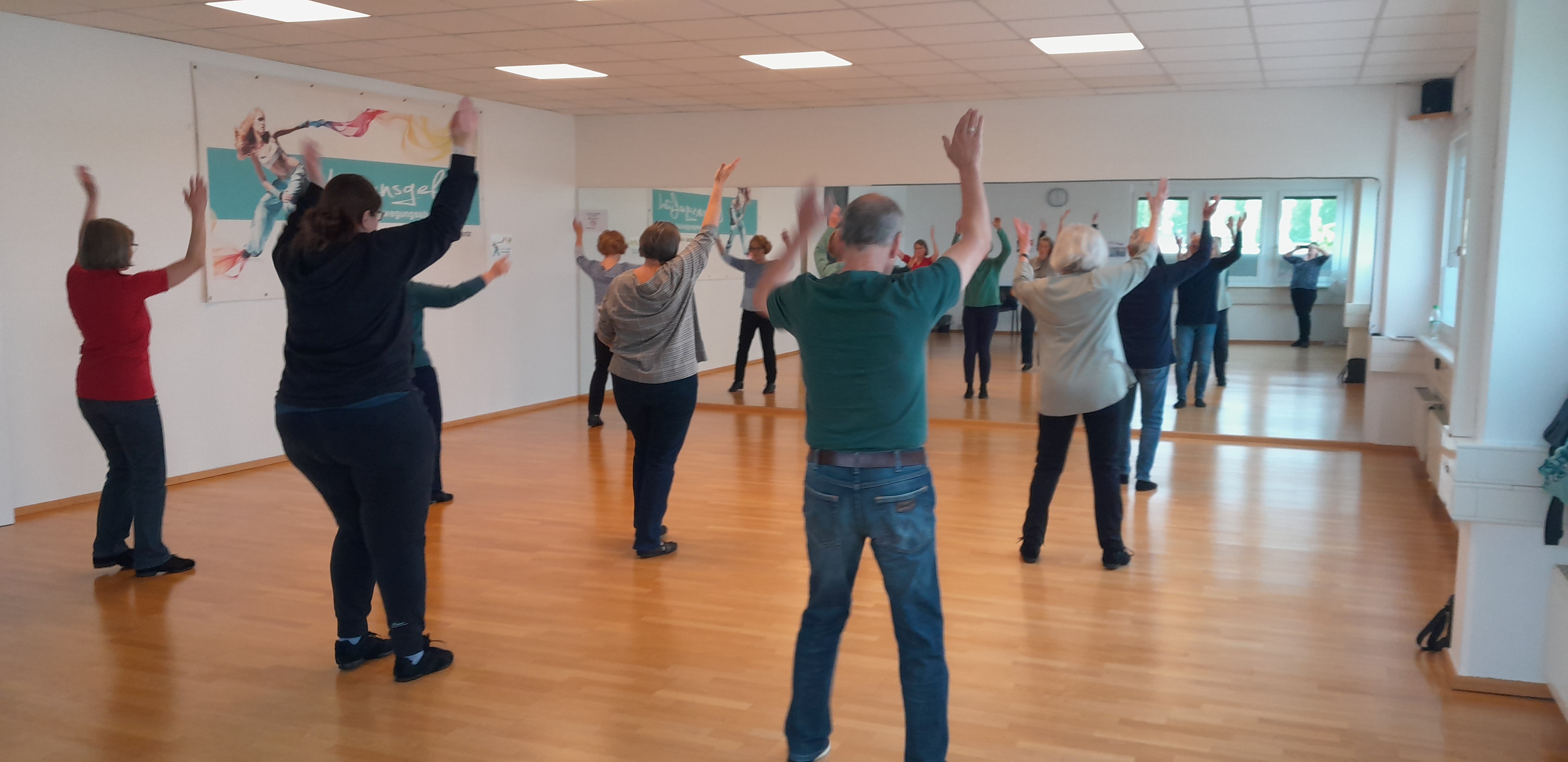 Eventlocation - PLZ 85622 (Deutschland) - Raum 2, Schwingender Parkettboden ca 85qm
Mit Musik- Lichtanlage, Außenjalousien, dimbares Licht + Extra Gaderobe hell, freundlich mit Spiegel - Lebensgefühl - Das Bewegungsstudio