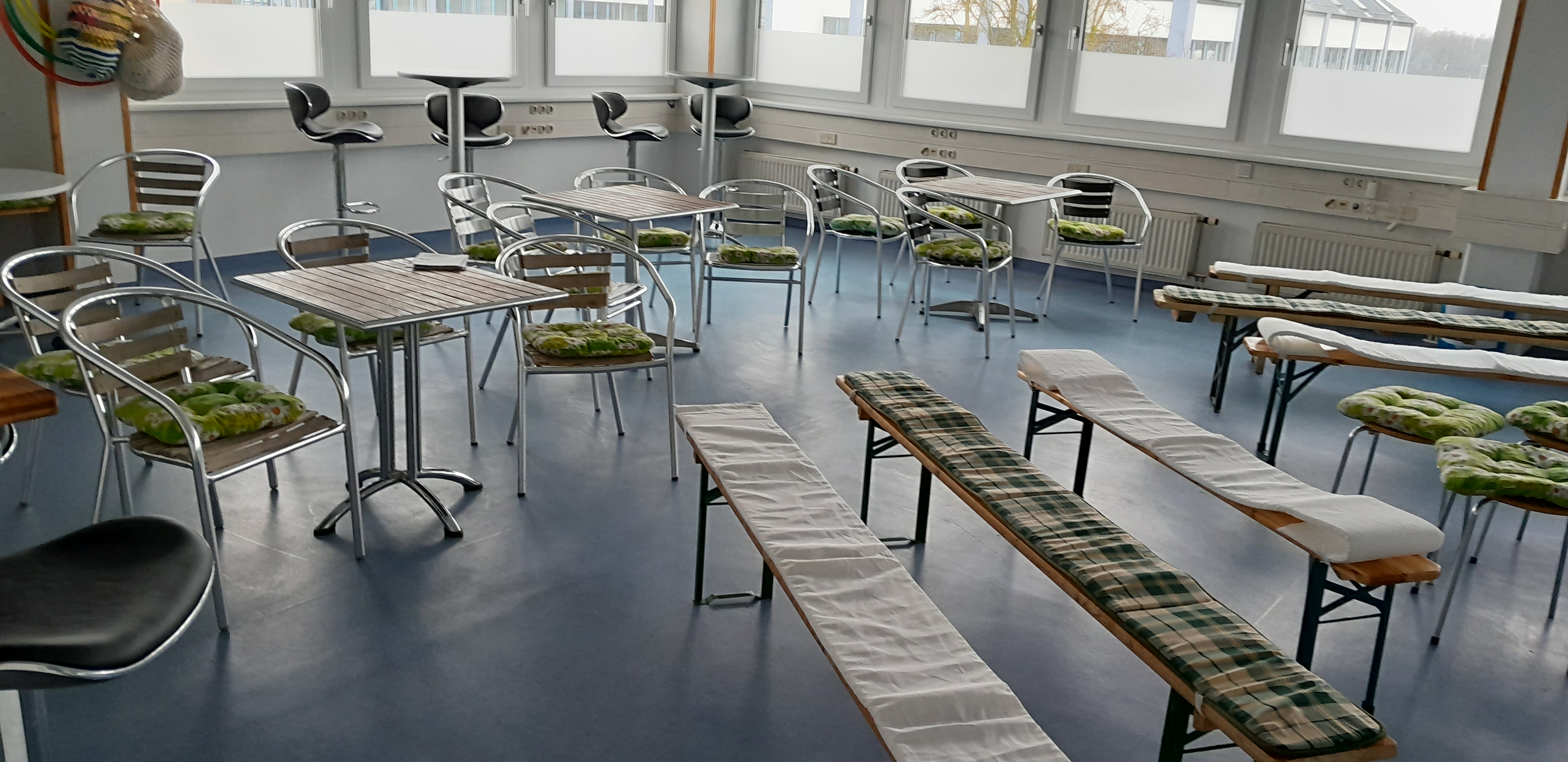 Eventlocation - PLZ 85622 (Deutschland) - mögliche Bestuhlung mit Hochtischen, Barhockern, Bistrotischen, Biertischen je nach Veranstaltung etc... - Lebensgefühl - Das Bewegungsstudio