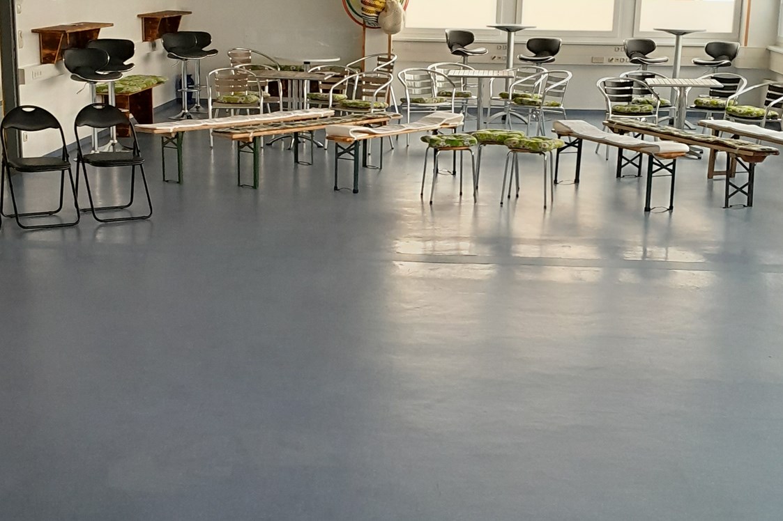 Location: Tische, Sitzflächen und noch Platz für 65 Gäste zum Tanzen :-) - Lebensgefühl - Das Bewegungsstudio