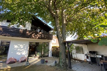 Location: Blick auf Freisitz, Terrasse, Balkon im Garten - Einfamilienhaus mit Garten in Milbertshofen
