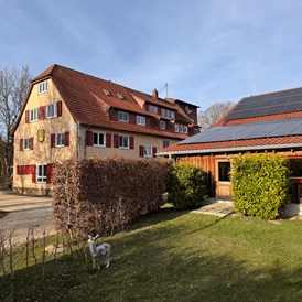 Location: Das ehemalige Schullandheim mit Veranstaltungshalle rechts im Anschnitt - Vogelhof