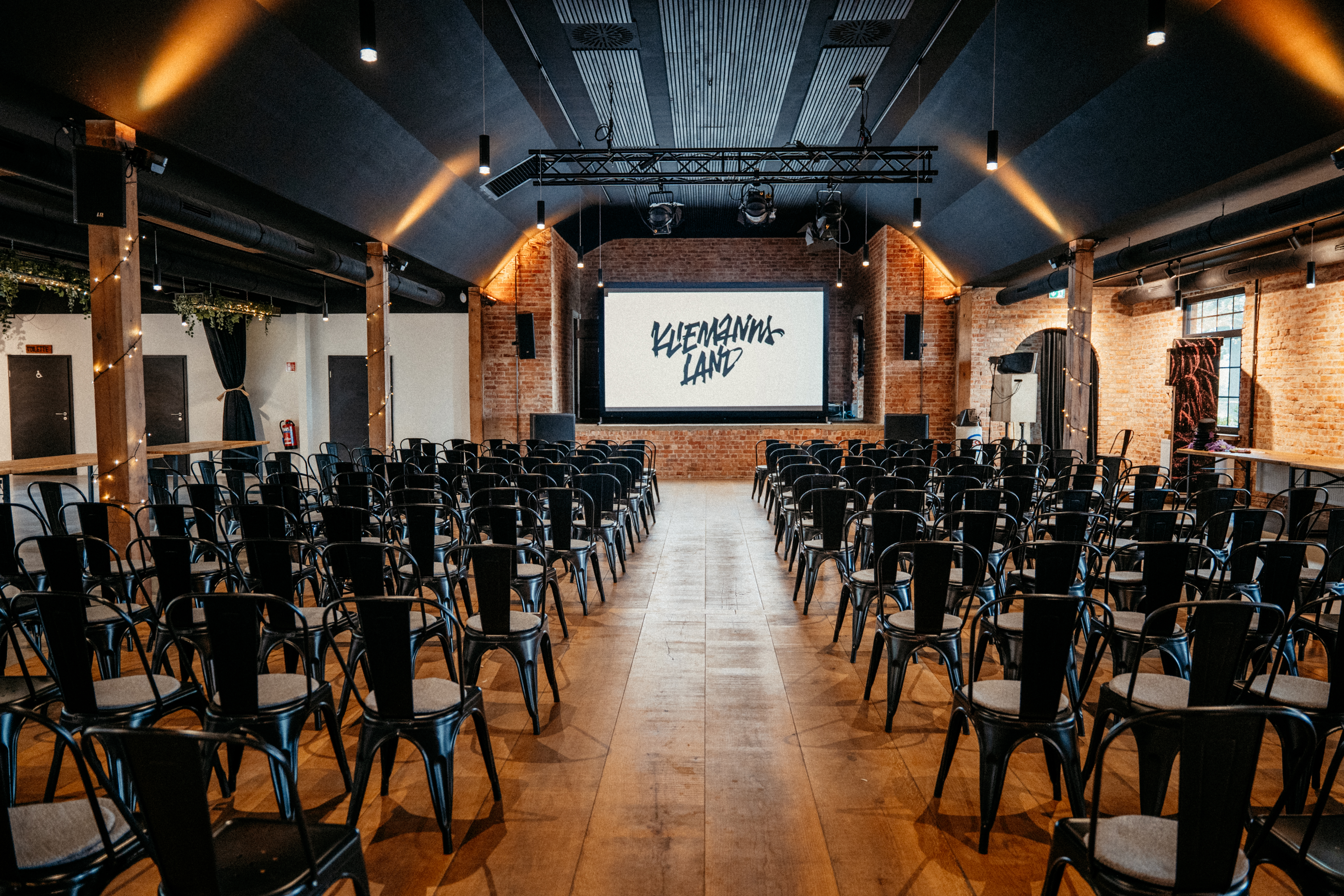 Eventlocation - Niedersachsen - Der Saal im Kliemannsland mit Blick auf die Bühne - Der Saal im Kliemannsland