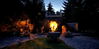 Eventlocation - Sachsen-Anhalt Süd - Blick auf die Grotte in der Dämmerung - Hillerturm