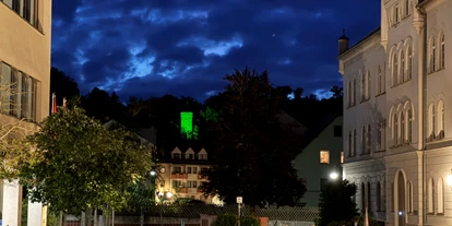 Eventlocation - Sachsen-Anhalt Süd - Blick von Schmölln Zentrum auf den beleuchteten Turm - Hillerturm