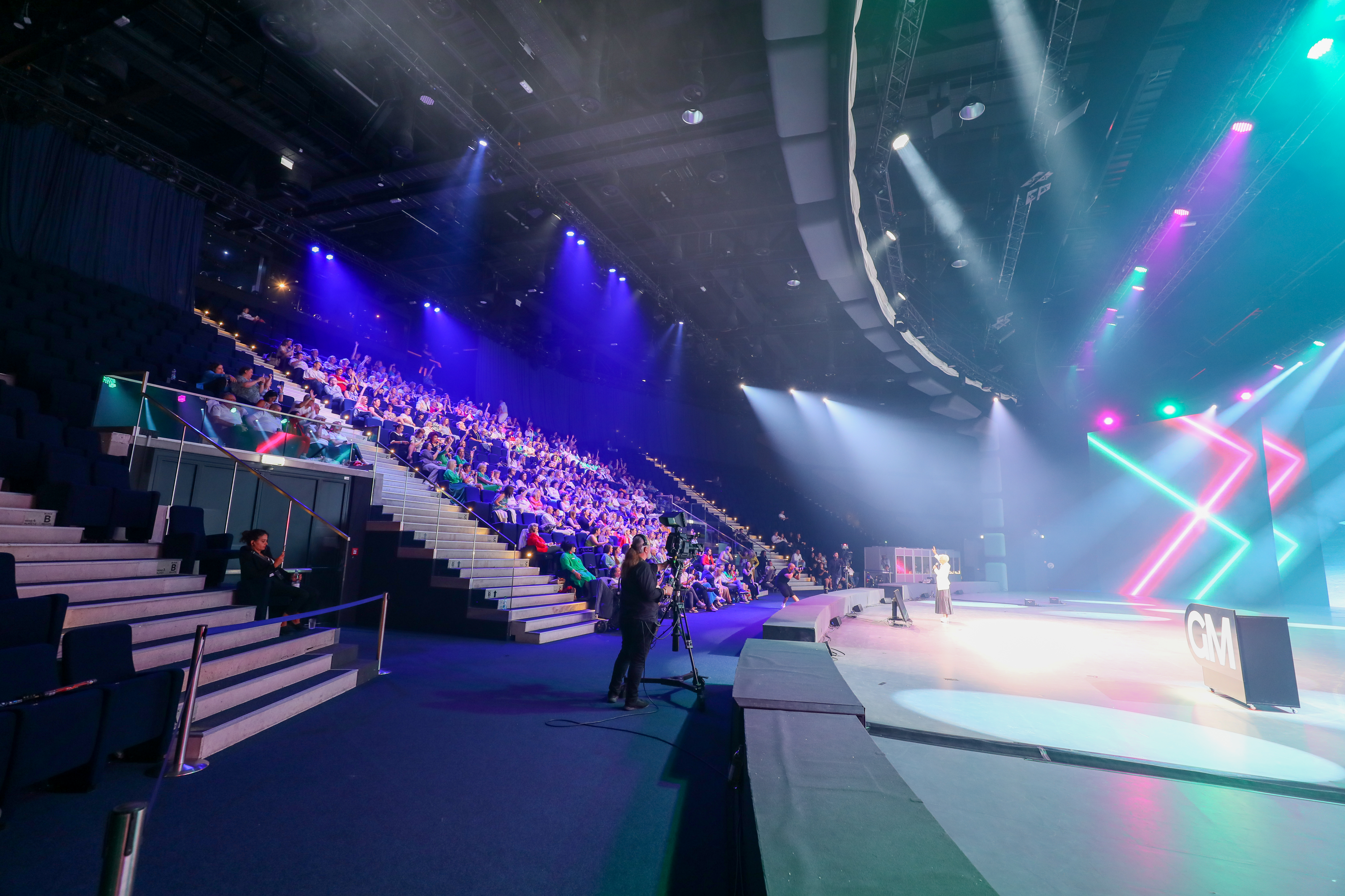 Eventlocation - PLZ 85622 (Deutschland) - Tribüne und Stage - SHOWPALAST München 