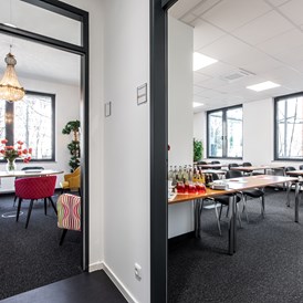 Location: Blick in das Kaminzimmer und einen Seminarraum im ecos office center münchen - ecos office center münchen