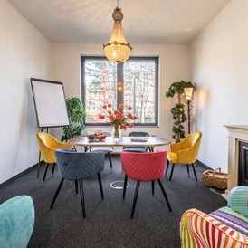 Location: Kaminzimmer / Huddle Room für Gespräche in besonderem Ambiente in München und dazu perfekt erreichbar - ecos office center münchen
