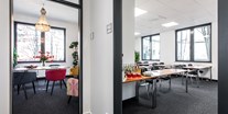 Eventlocation - Aschheim - Blick in das Kaminzimmer und einen Seminarraum im ecos office center münchen - ecos work spaces München