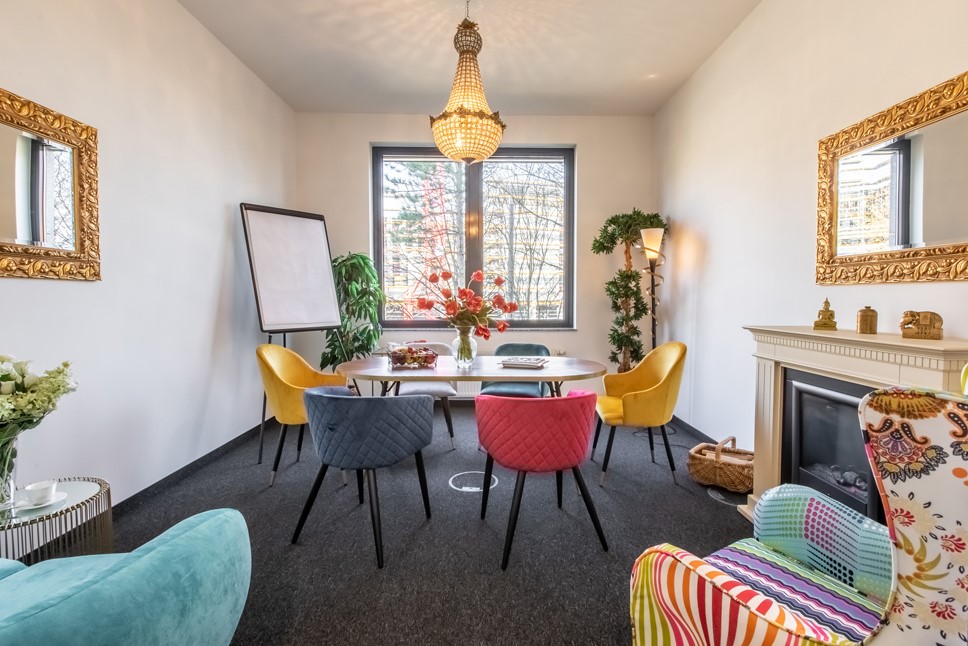 Eventlocation - PLZ 85622 (Deutschland) - Kaminzimmer / Huddle Room für Gespräche in besonderem Ambiente in München und dazu perfekt erreichbar - ecos work spaces München - Perfekte Meeting-/Konferenz-/Seminar- und Eventräume