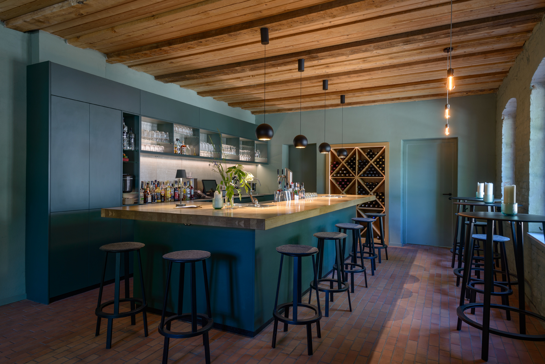 Location: Die gemütliche Bar lädt bis zu 30 Personen ein. - Landhaus Kastanie