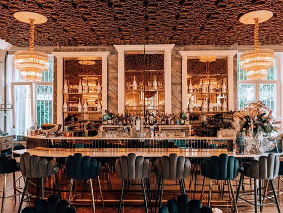 Location: Theke mit LCD Bildschrim zu - À la Gare