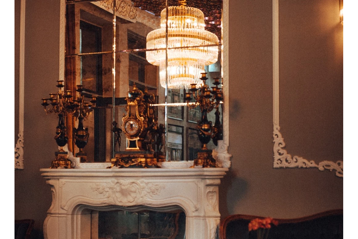 Location: Innenansicht von Grand Saal Ruhecke - À la Gare