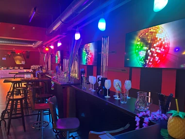 Location: Ausgestattet mit 4 × 65 Zoll TV - S52 Eventlocation/Discothek