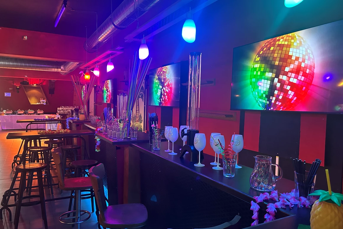 Location: Ausgestattet mit 4 × 65 Zoll TV - S52 Eventlocation/Discothek