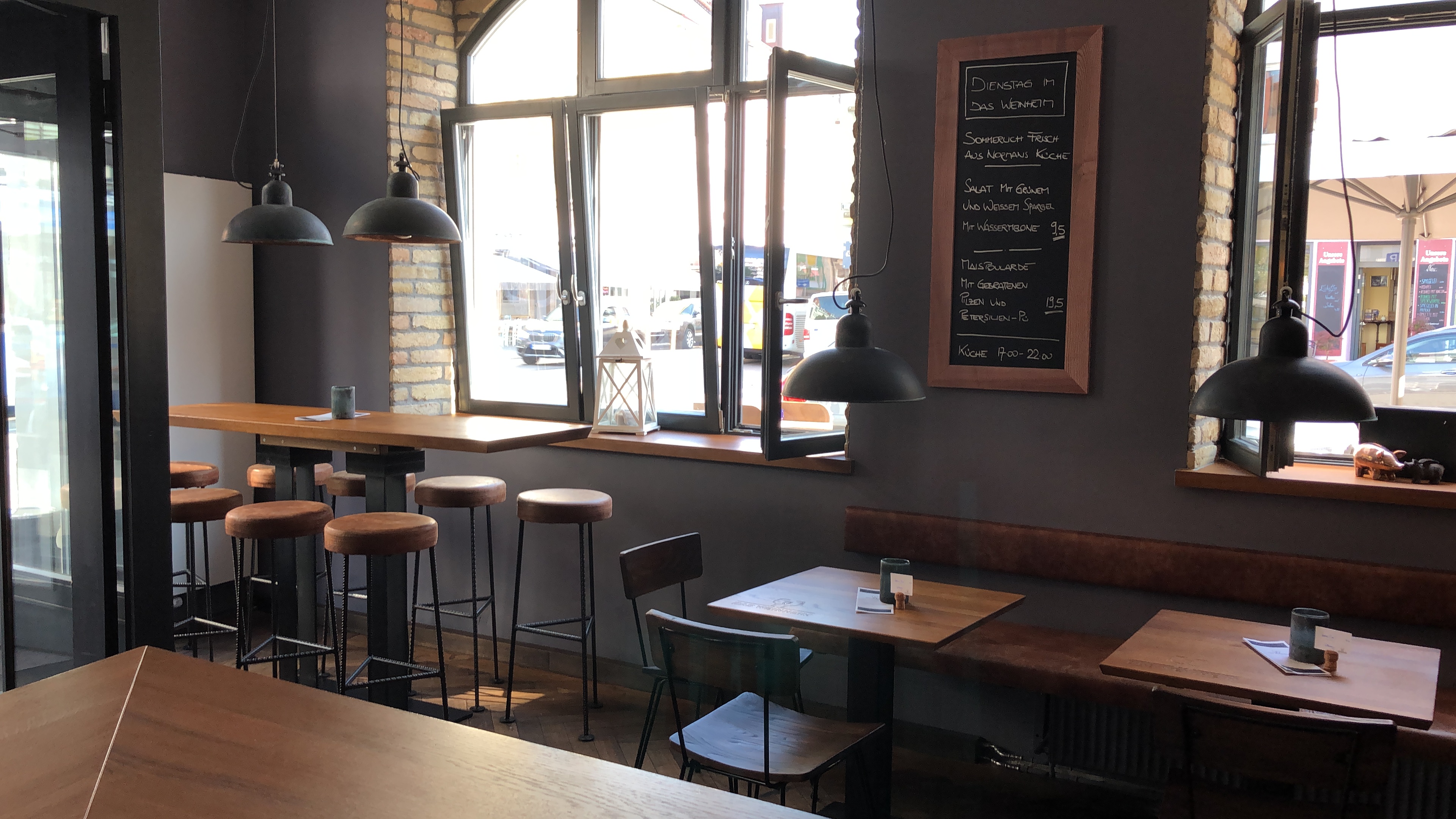 Eventlocation - PLZ 85622 (Deutschland) - Innenraum DAS WEINHEIM mit Hochtisch - Das Weinheim