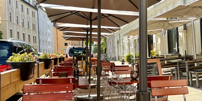 Eventlocation - geeignet für: Weihnachtsfeier - Außenansicht mit Schanigarten - Das Weinheim