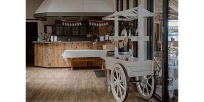 Eventlocation - Baden-Württemberg - Ansicht auf die Bar im Hauptraum, rechts ist die Candybar zu sehen - Weintreff Gunzenhauser